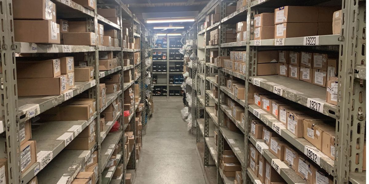 Prateleiras industriais: solução prática para a eficiência do almoxarifado