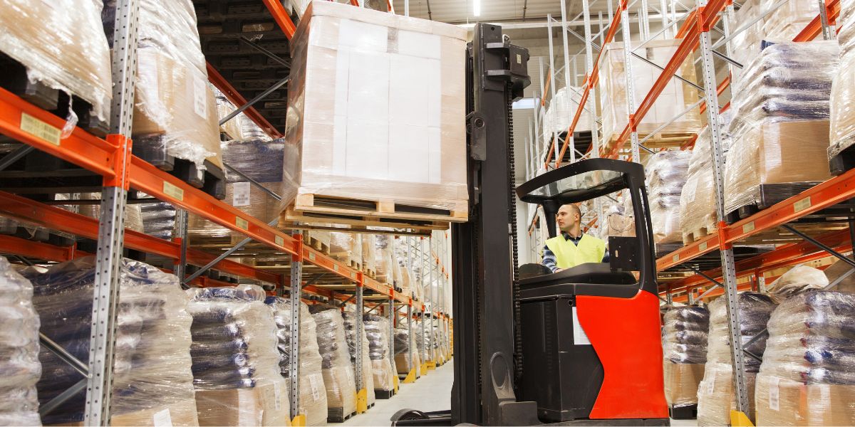 Riscos na movimentação de cargas e como preveni-los com o sistema de armazenagem ideal