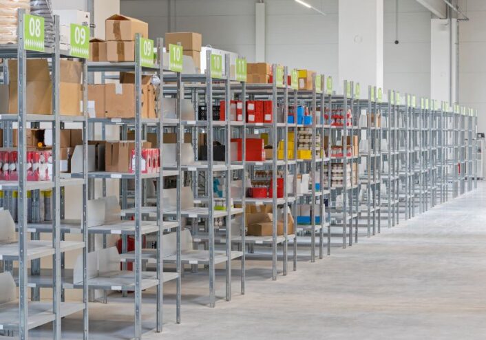 Do atacado à indústria: como as prateleiras industriais otimizam o espaço em diferentes setores?