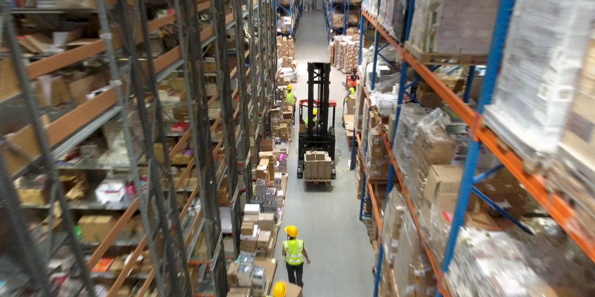 Como as prateleiras industriais aceleram a armazenagem?