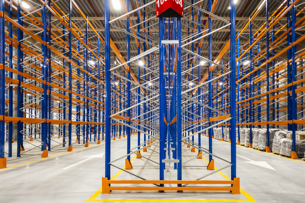 Racks industriais em destaque em um pavilhão industrial.