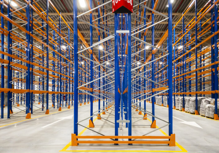 Racks industriais em destaque em um pavilhão industrial.