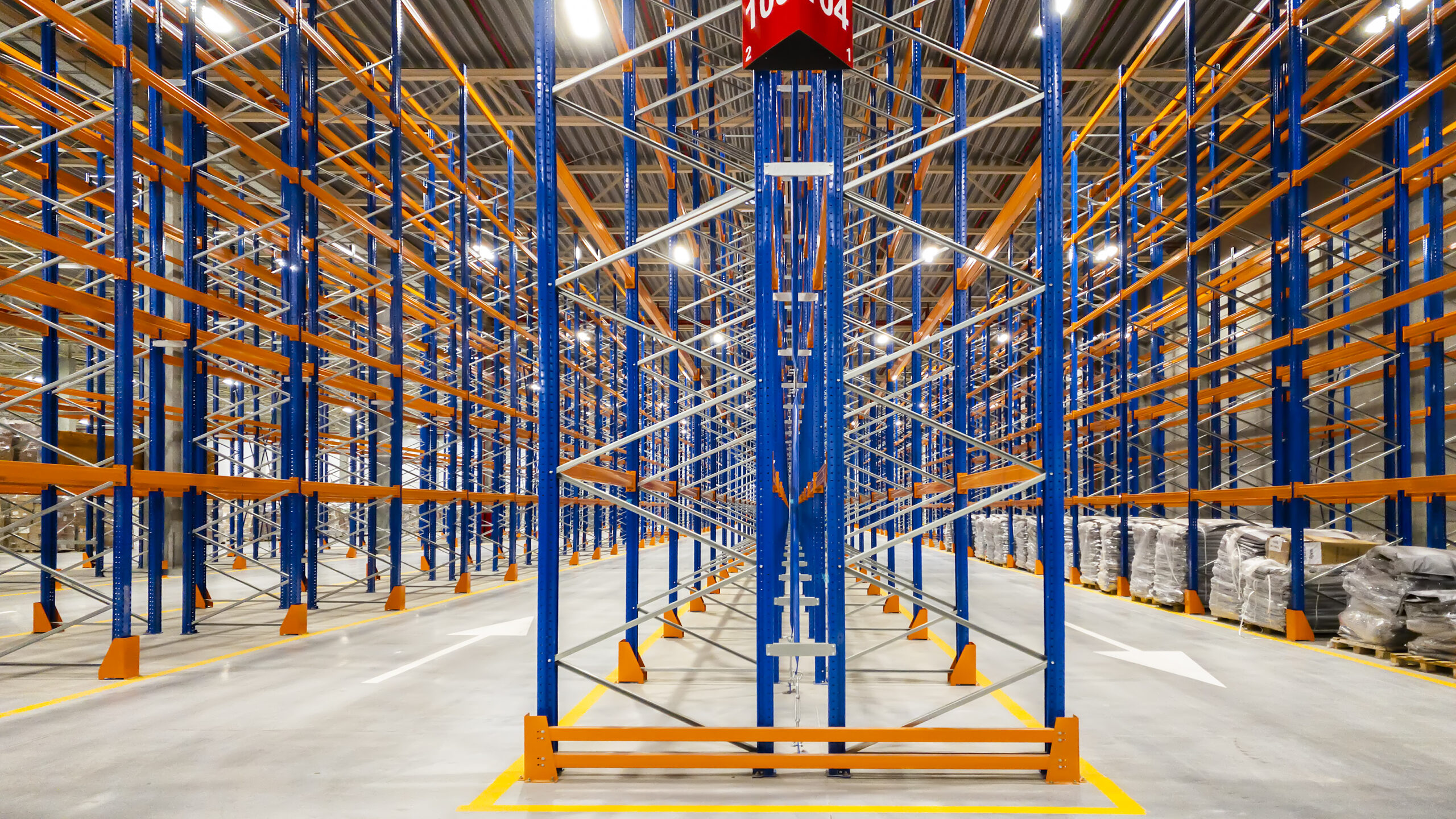 Racks industriais em destaque em um pavilhão industrial.