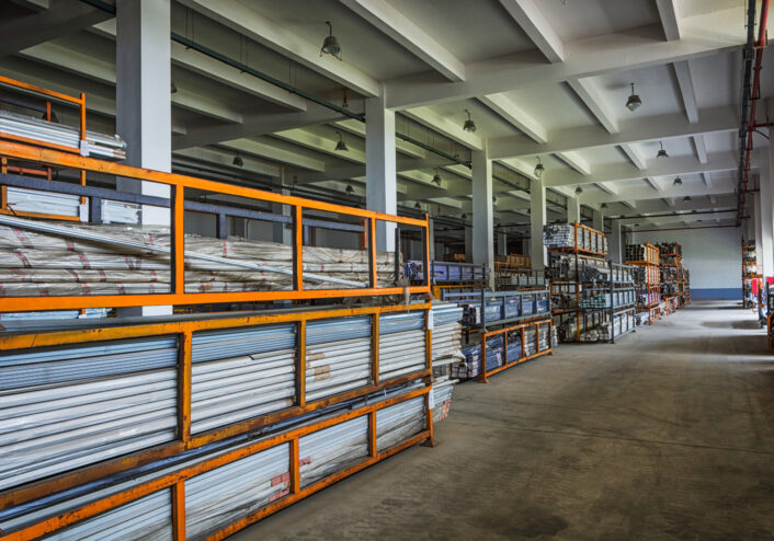 Área para armazenagem de tubos de PVC com Cantilever.