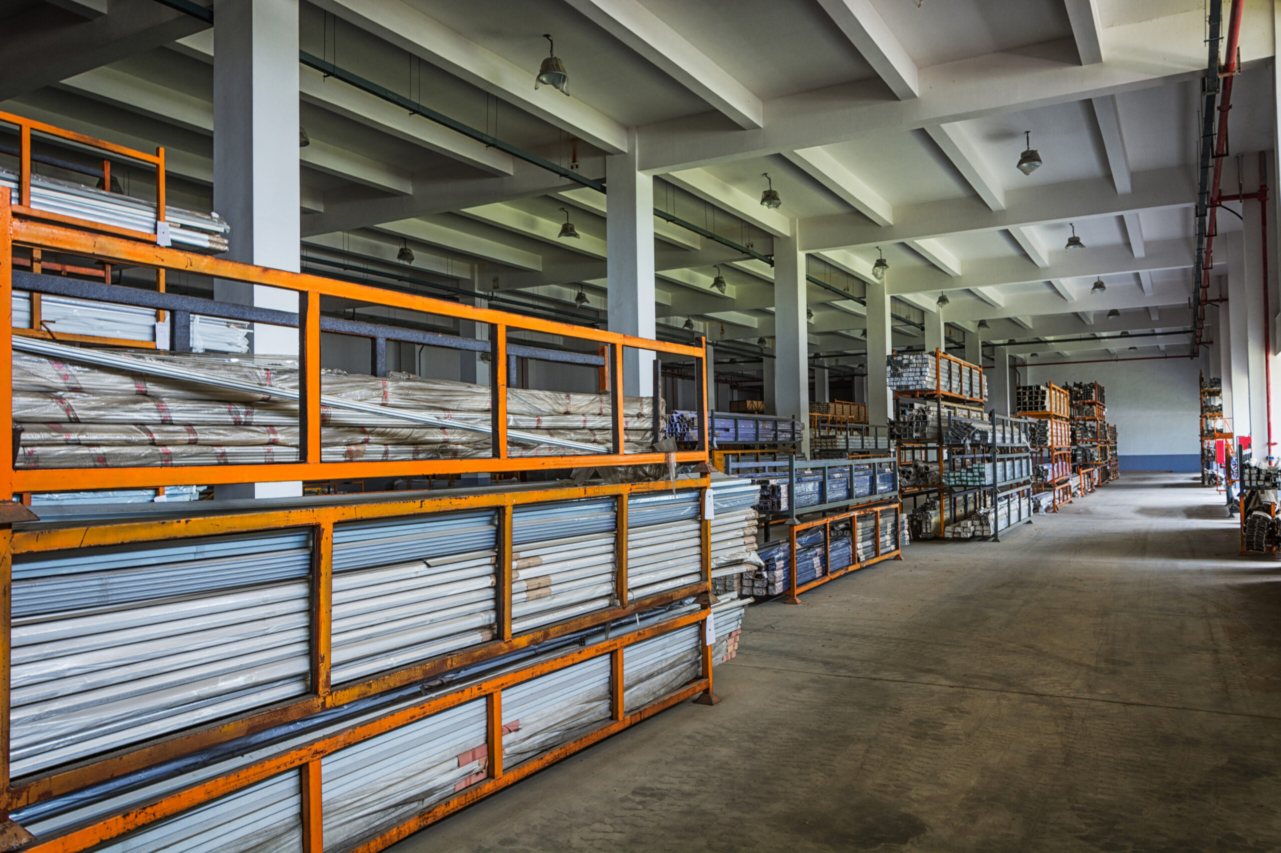 Área para armazenagem de tubos de PVC com Cantilever.